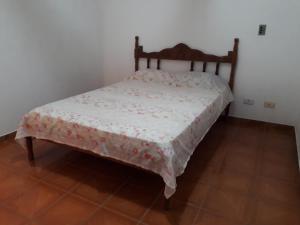 เตียงในห้องที่ Quartos próximo ao centro de Ilhabela