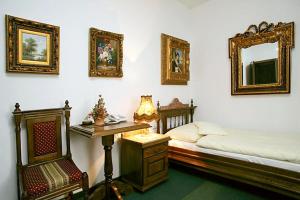 Giường trong phòng chung tại Hotel Razgorsek