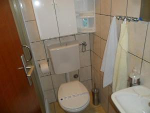 斯普利特的住宿－巴托萬亞公寓式酒店，一间带卫生间和水槽的小浴室