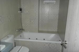 Kylpyhuone majoituspaikassa Aparthotel Palace