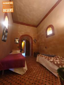 Postel nebo postele na pokoji v ubytování Kasbah Les Alizes Du Desert
