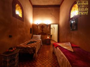 Postel nebo postele na pokoji v ubytování Kasbah Les Alizes Du Desert