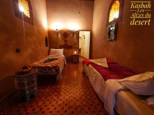 Postel nebo postele na pokoji v ubytování Kasbah Les Alizes Du Desert