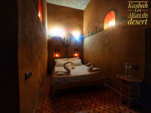 Postel nebo postele na pokoji v ubytování Kasbah Les Alizes Du Desert