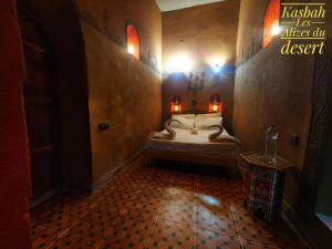 Postel nebo postele na pokoji v ubytování Kasbah Les Alizes Du Desert