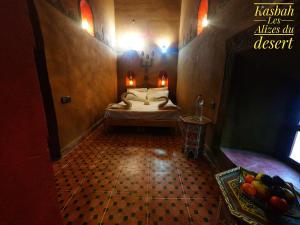 Postel nebo postele na pokoji v ubytování Kasbah Les Alizes Du Desert