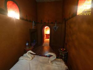 Postel nebo postele na pokoji v ubytování Kasbah Les Alizes Du Desert