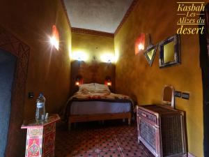 Postel nebo postele na pokoji v ubytování Kasbah Les Alizes Du Desert
