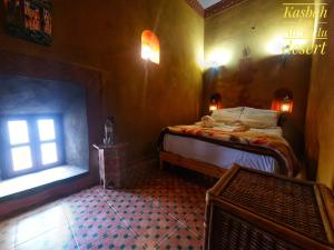 Postel nebo postele na pokoji v ubytování Kasbah Les Alizes Du Desert