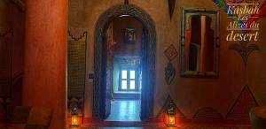 un pasillo con una puerta en un edificio con luces en Kasbah Les Alizes Du Desert, en Mhamid