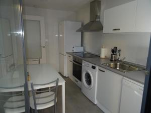 a kitchen with a sink and a washing machine at Apartamento Plaza San benito 4 in Calatayud