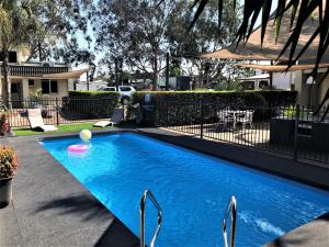 a swimming pool with a frisbee in a yard at Ryley Motor Inn in Wangaratta