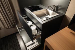 a small kitchen with a sink and a sinkessment at Connect inn Shichijo-Kamogawa in Kyoto