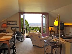 un salon avec vue sur l'océan dans l'établissement Beach Cottage Inn, à Lincolnville