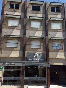 un edificio con un cartello sulla parte anteriore di hotel andino a La Rioja