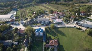 una vista aérea de una gran casa en un suburbio en Simića ćoše en Vrdnik