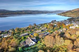 Luftblick auf eine Stadt neben einem See in der Unterkunft ArdFyne on Lochfyne in Strachur