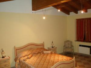 um quarto com uma cama e uma cadeira em Bed and Breakfast il Faggio em Povegliano Veronese