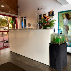 a white counter with a fish tank on a table at Holland Lodge Paramaribo in Paramaribo