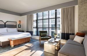 Postel nebo postele na pokoji v ubytování Thompson Washington DC, by Hyatt + 37 fotografií