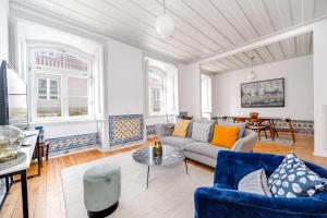 sala de estar con sofá y mesa en Nomad's Padaria Collection Lisbon, en Lisboa
