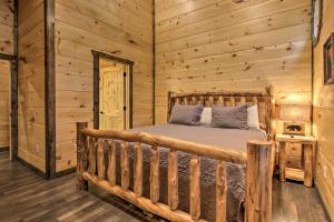 Un pat sau paturi într-o cameră la Luxe Cabin with Home Theater Less Than 2 Miles to Gatlinburg