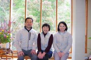 grupa trzech osób siedzących przed oknem w obiekcie Misenkan w mieście Tenkawa