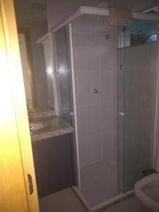 y baño con ducha, lavabo y aseo. en Residencial Itacimirim Sumer Ville, en Camaçari