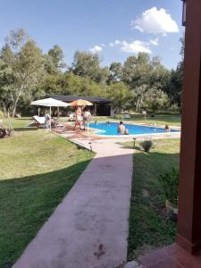 un grupo de personas de pie alrededor de una piscina en Kau Chaink casa de campo en San Miguel del Monte