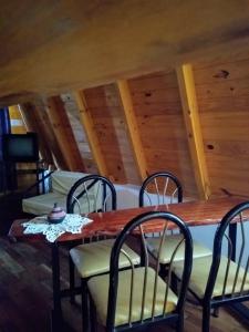a dining room with a wooden table and chairs at CHE RAJY in Concordia
