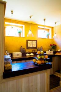 a kitchen with a bunch of fruit on a counter at Nokernote in Tienen