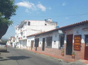 una calle con edificios y un coche conduciendo por una calle en HOTEL CASA COLONIAL, en San Antonio del Táchira
