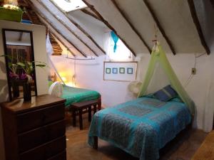 A bed or beds in a room at Casitas Kinsol