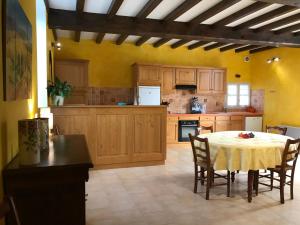 A kitchen or kitchenette at La Diguinerie