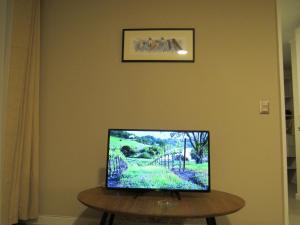 Birdhouse Apartment في سانتياغو: تلفزيون بشاشة مسطحة جالس على طاولة