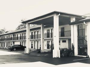 a building with a car parked in front of it at Travelodge by Wyndham Alachua in Alachua