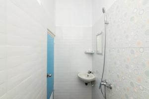 A bathroom at RedDoorz Syariah near Tanjung Pinang City Center
