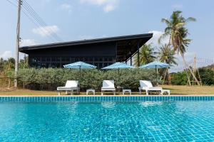 Bazén v ubytování The Barn Hua Hin nebo v jeho okolí