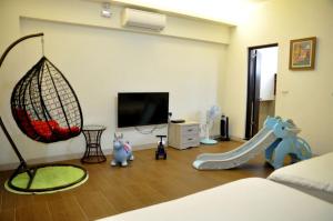 Televisyen dan/atau pusat hiburan di Sky Bird Garden B&B
