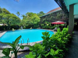 una piscina en medio de un complejo en Sanur Agung Suite en Sanur