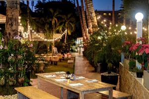 uma mesa num jardim com luzes e plantas em Lokal Phuket "Former K-Hotel" - SHA Extra Plus em Patong Beach