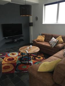ein Wohnzimmer mit einem Sofa und einem Couchtisch in der Unterkunft Oostvoornsch Gastenverblijf in Oostvoorne