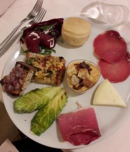 eine Platte mit verschiedenen Arten von Lebensmitteln auf einem Tisch in der Unterkunft Hotel Opera' in Moscufo