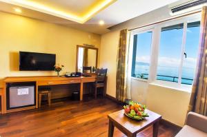 Televízia a/alebo spoločenská miestnosť v ubytovaní Oriental Nha Trang Hotel - Đối diện bãi biển