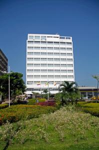 ein großes weißes Gebäude mit einem Park davor in der Unterkunft Hotel Stil Cartagena in Cartagena de Indias