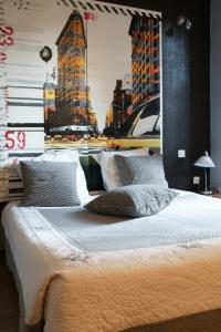 Кровать или кровати в номере Hôtel et Restaurant Le Regina