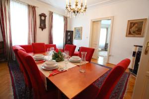 una sala da pranzo con tavolo e sedie rosse di Mozart Apartments - Rögergasse a Vienna