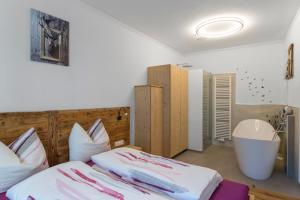 A bed or beds in a room at Ansitz Mairhof