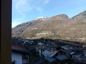 A general mountain view or a mountain view taken from Az apartmant