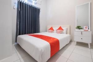 Säng eller sängar i ett rum på OYO 2727 Nareswari Guest House